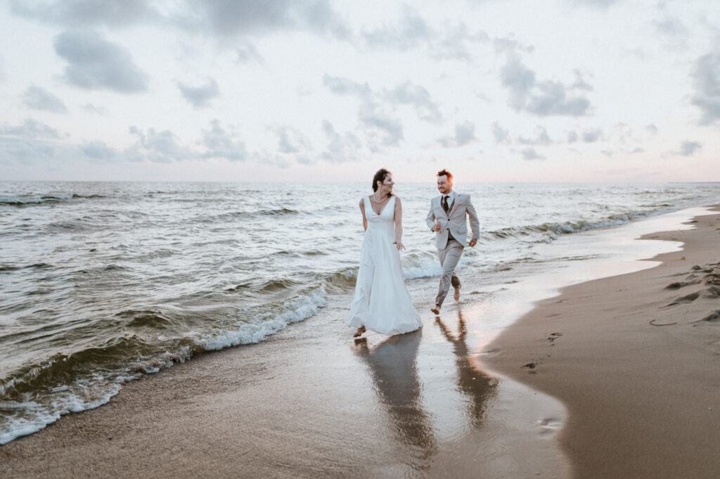 Sesja nad morzem o wschodzie słońca – magia, cisza i kąpiel w ubraniach