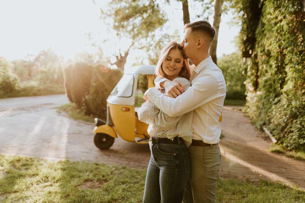Sesja narzeczeńska w agroturystyce u Jasia i Małgosi – totalne zaskoczenie i piękny zachód słońca