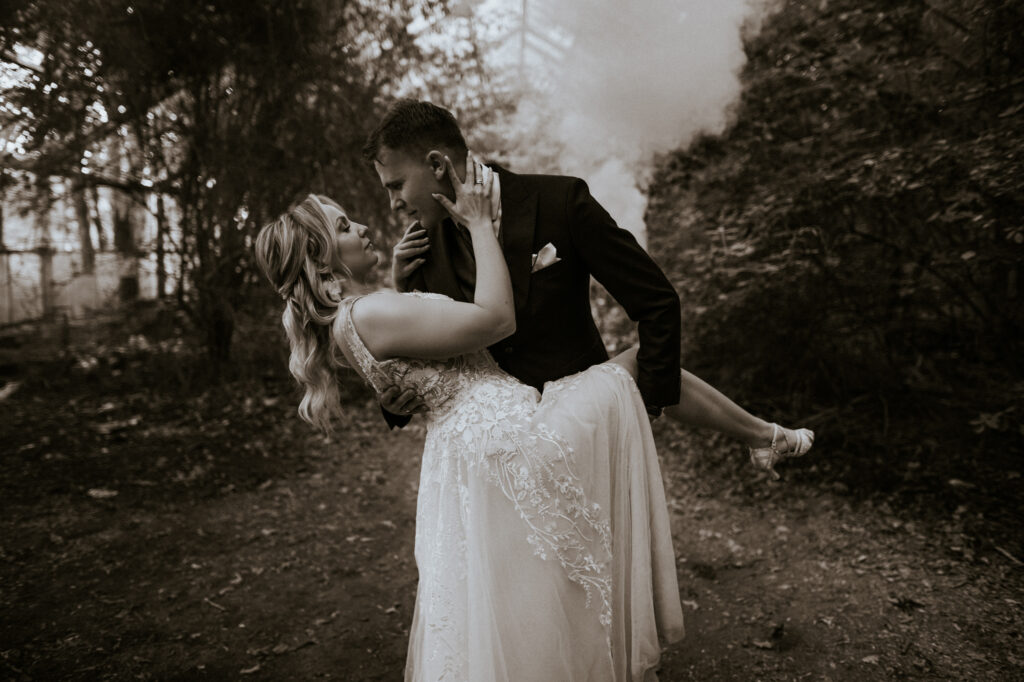 Sesja poślubna w szklarni i starym młynie – klimat, który zostaje w głowie